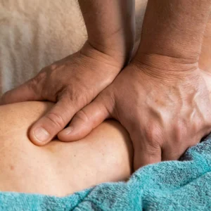 Deux mains qui massent pour illustrer le produit de la cure minceur intensive